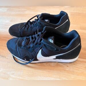 Nike Venture Runner size 11 US